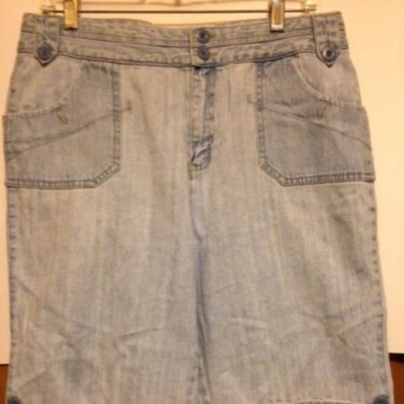 Bill Blass Pants - Shorts ladies size 12 Waist is 32 inseam